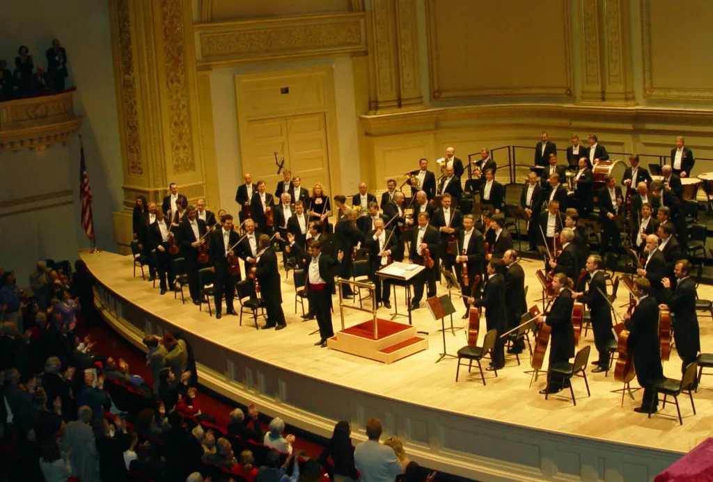 Druhou síní je dřívější Recital Hall, nyní pojmenovaná jako Judy and Arthur Zankel Hall po manželském páru, který Carneggie Hall podporoval. Prostory, které po určitou dobu sloužily i jako kino, byly po rekonstrukci znovu otevřeny v roce 2003. Sál má 599 sedadel. Na fotografii se loučí návštěvníci s Českou filharmonií, která zde v roce 2014 odehrála koncert skladeb Antonína Dvořáka