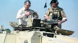 Britský premiér John Major navštívil čtvrtou obrněnou brigádu