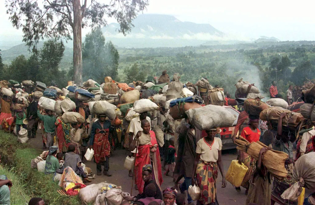 Tisíce rwandských uprchlíků z řad Hutuů jdou zpět do Rwandy ze Zairu 17. listopadu 1996 poté, co strávily více než dva roky v uprchlických táborech