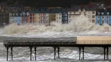 Británii sužují záplavy a vlnobití