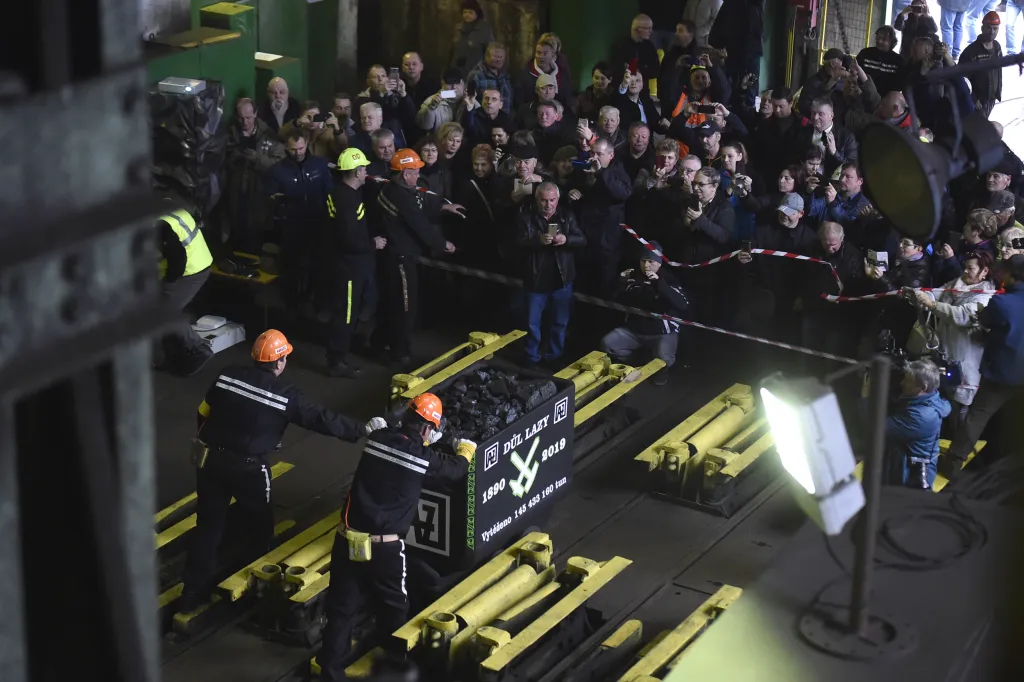 Poslední vozík s černým uhlím vyvezli havíři z dolu Lazy v Orlové na Karvinsku 28. listopadu 2019