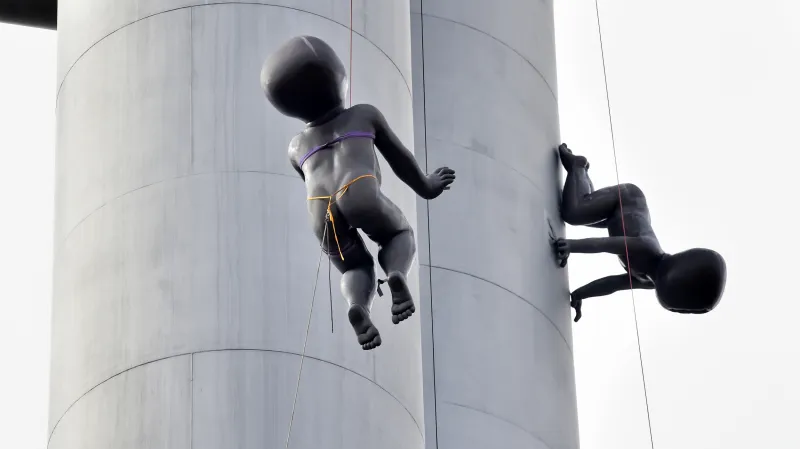 Sundávání soch mimin z Žižkovské věže