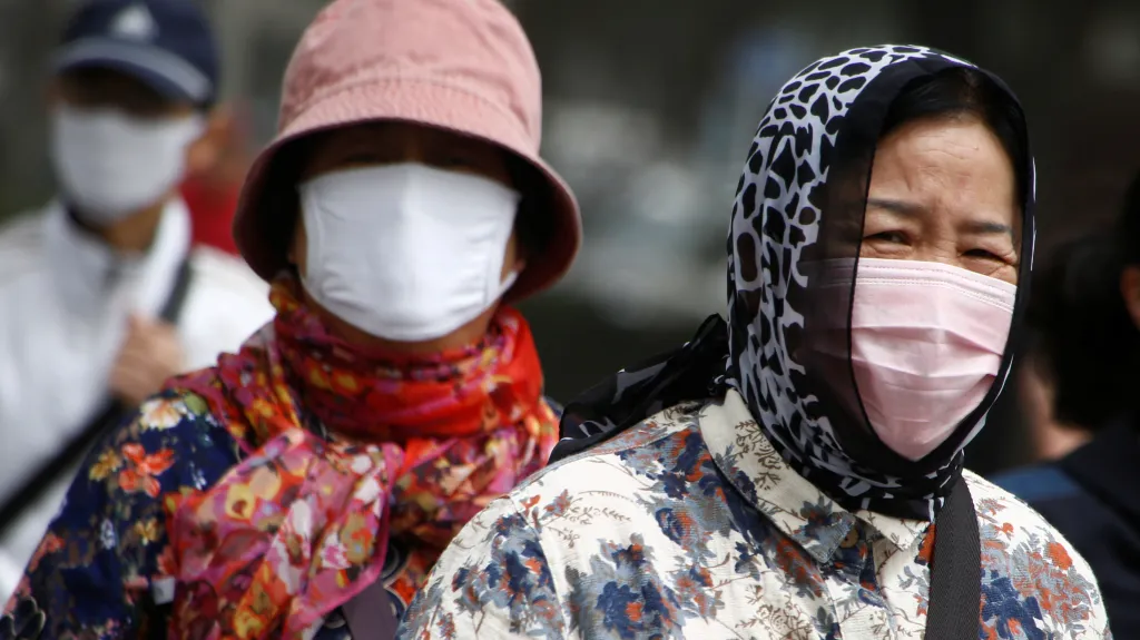 Lidé v Pekingu vycházejí s maskami