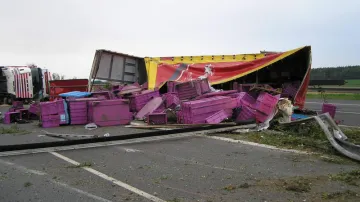 Nehoda kamionu na dálnici