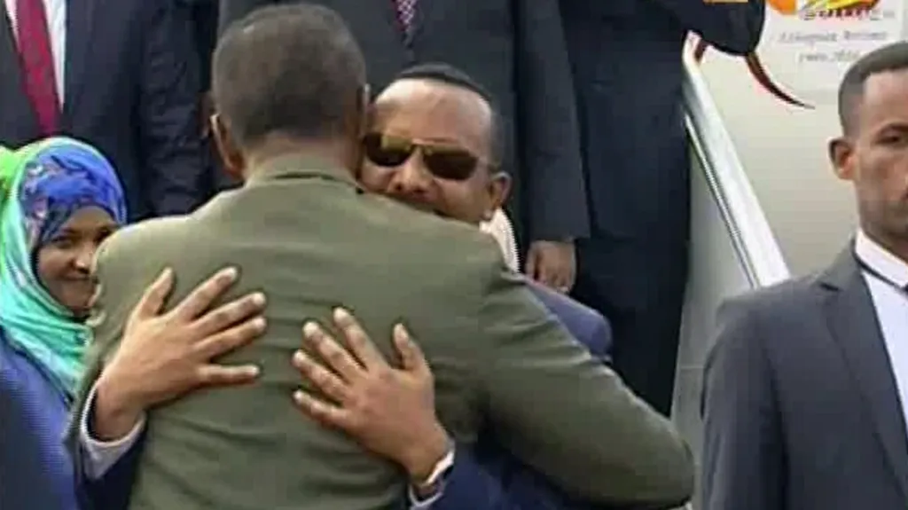 Eritrejský prezident Afewerki (zády) vítá etiopského premiéra Ahmeda