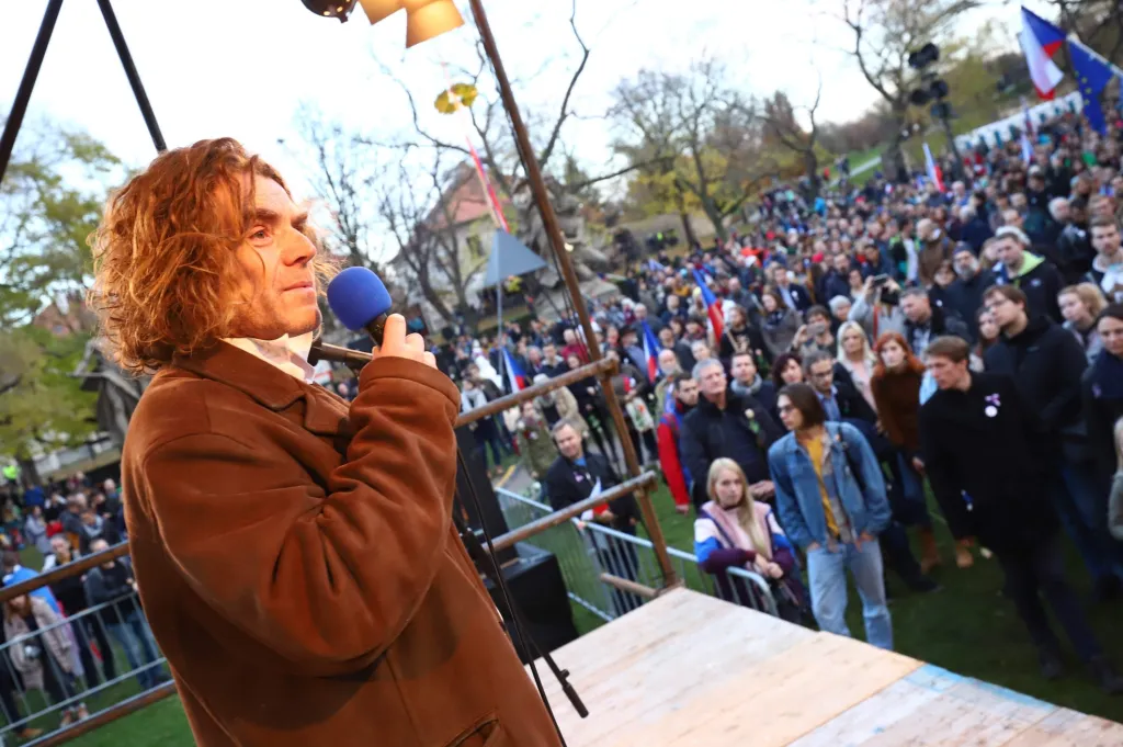 Oslavy 17. listopadu v pražských ulicích