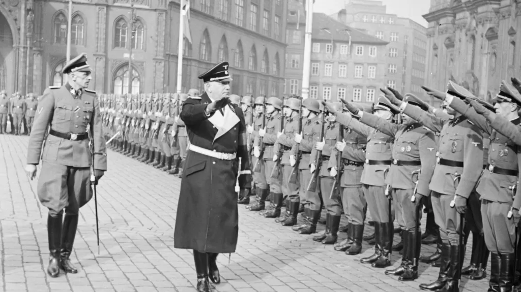 Konstantin von Neurath (vpravo), za ním státní tajemník K. H. Frank u přísahy nováčků SS