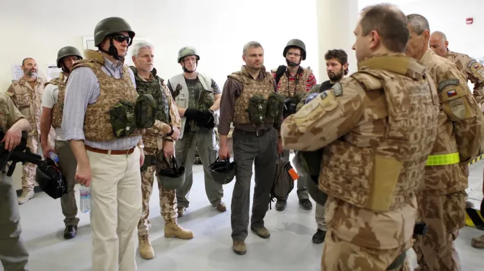 Petr Nečas (vlevo) při setkání s českými vojáky v Afghánistánu