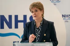 Policie nakrátko zadržela bývalou premiérku Skotska Sturgeonovou ve věci financování strany