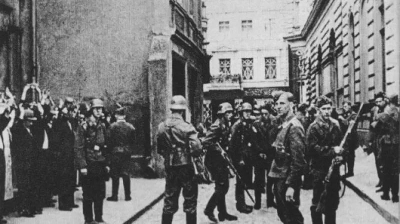 Německá razie na civilní obyvatelstvo. Ilustrační foto. Zdroj: veřejná doména