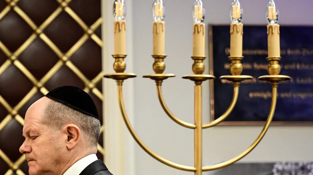 Olaf Scholz v synagoze