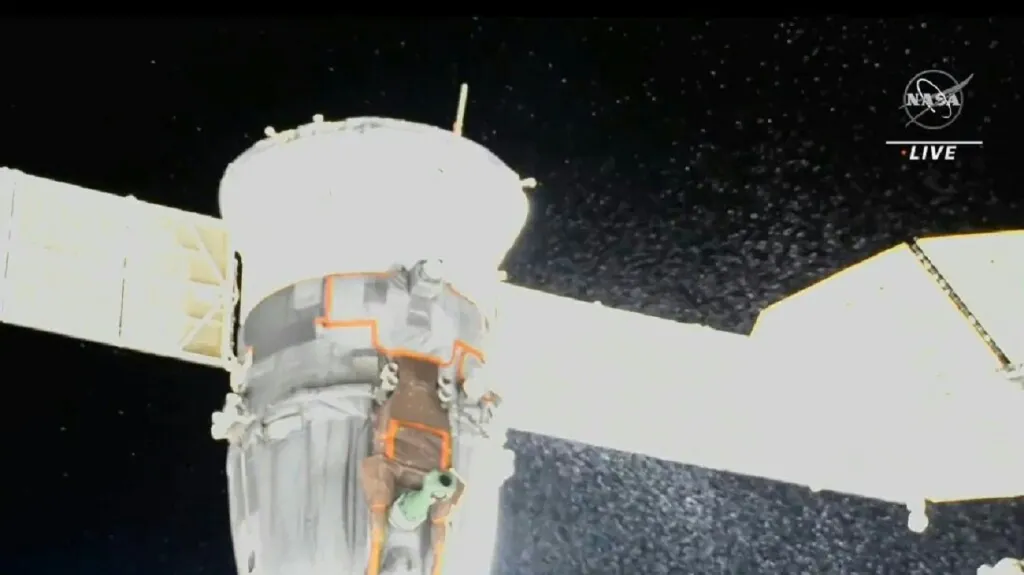 Únik kapaliny ze Sojuzu 14. prosince na záběrech NASA