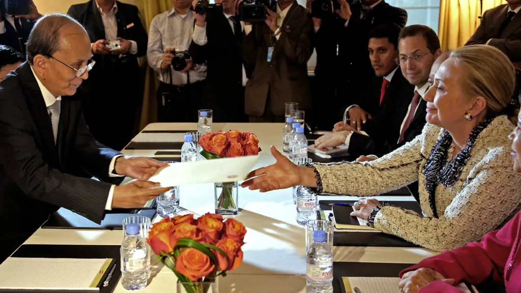 Thein Sein a Hillary Clintonová