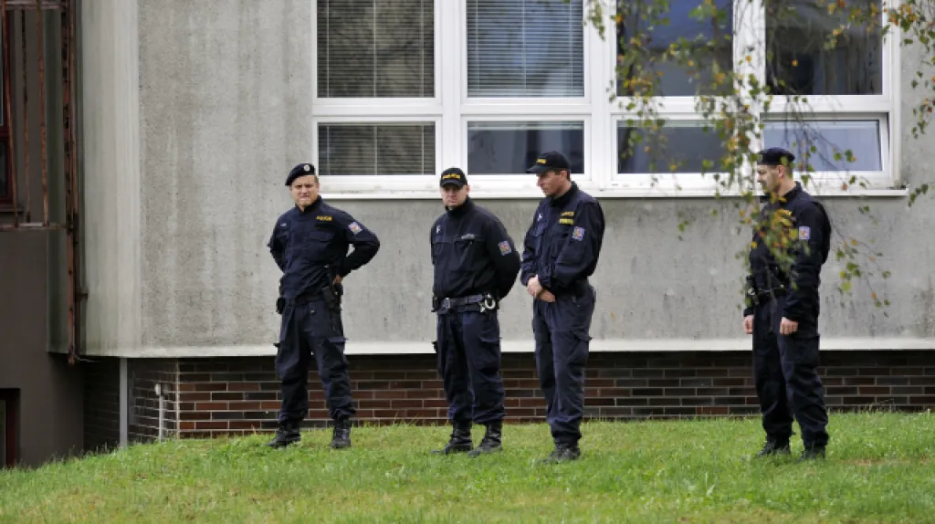 Policisté u školy ve Žďáru nad Sázavou
