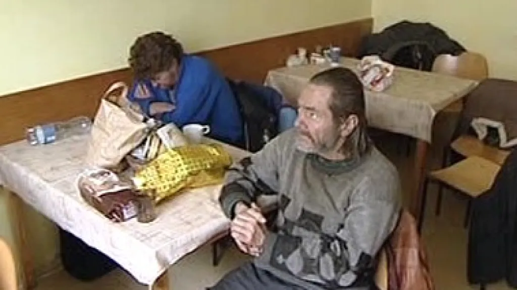 Bezdomovci v azylovém domě