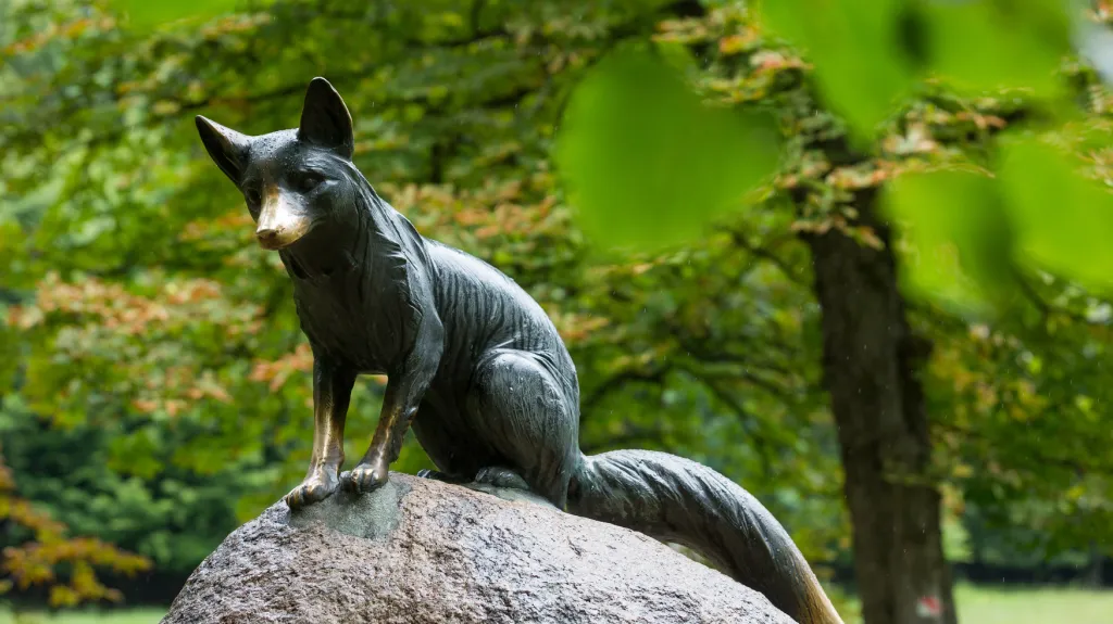 Socha lišky Bystroušky v Hukvaldské oboře