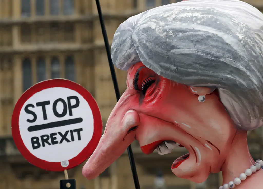 Zpodobnění britské premiérky Theresy Mayové při protestech proti Brexitu před parlamentem v Londýně