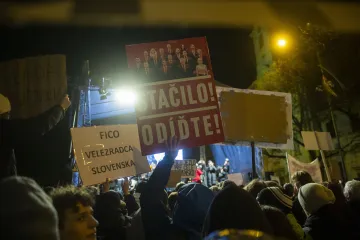 Slováci v desítkách měst demonstrovali proti Ficovým změnám v justici. Rodiče Kuciaka sklidili aplaus