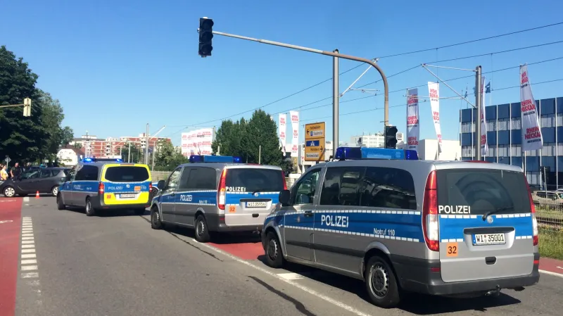 Policie přijíždí na místo zásahu