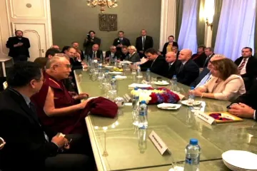 Zákonodárci se v Senátu pozdravili s dalajlamou. Univerzity vyvěsily tibetskou vlajku