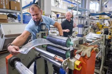 Vědci ze Zlína vyvíjejí lehčí a levnější materiál k výrobě bezpečnostních senzorů letadel