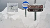 Zasněžené značky na hlavním tahu z Božího Daru do Německa na snímku pořízeném 16. ledna 2019. Na silnici, která byla kvůli sněhové kalamitě neprůjezdná, obnovili silničáři ve stejný den provoz.