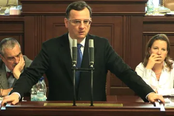 Poslanci počítají. Na vládnutí jim prý stačí hlasy