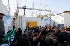 Desítky Iráčanů vtrhly na švédské velvyslanectví, protestovaly kvůli spálení koránu