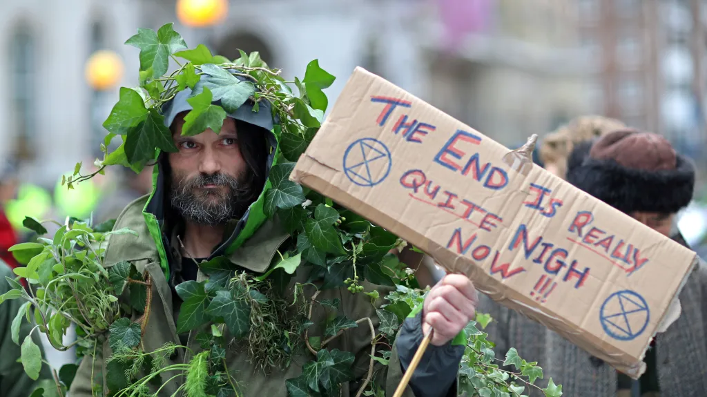 Koncem prosince demonstrovali lidé kvůli klimatickým změnám v Londýně