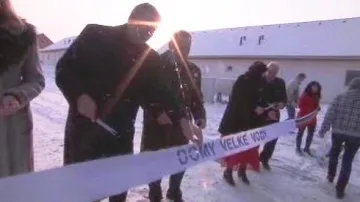 Slavností předání povodňových domků