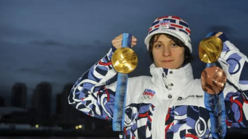 Rychlobruslařka Martina Sáblíková s medailemi z olympijských her ve Vancouveru