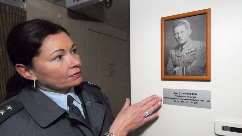 Pamětní fotografie generála Karla Janouška v jednom ze dvou letounů Airbus dopravní letky Armády ČR