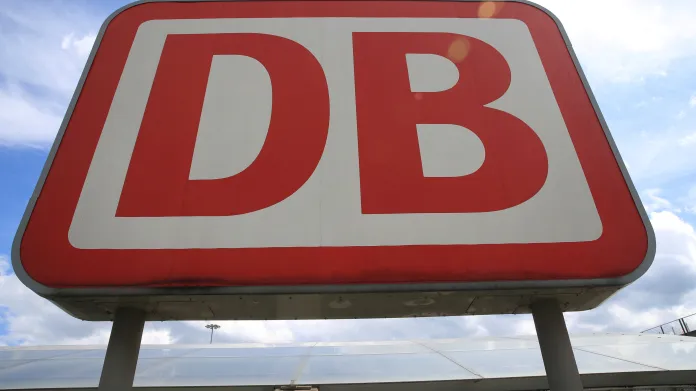 Logo Deutsche Bahn zdobí v Německu nejen vlaky, nýbrž i nádraží. Správce železniční infrastruktury je součástí skupiny DB na rozdíl od Česka, kde jsou Správa železnic a České dráhy zcela odděleny.