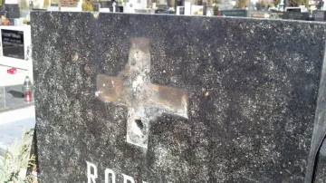 Poškozené hroby na vsetínském hřbitově