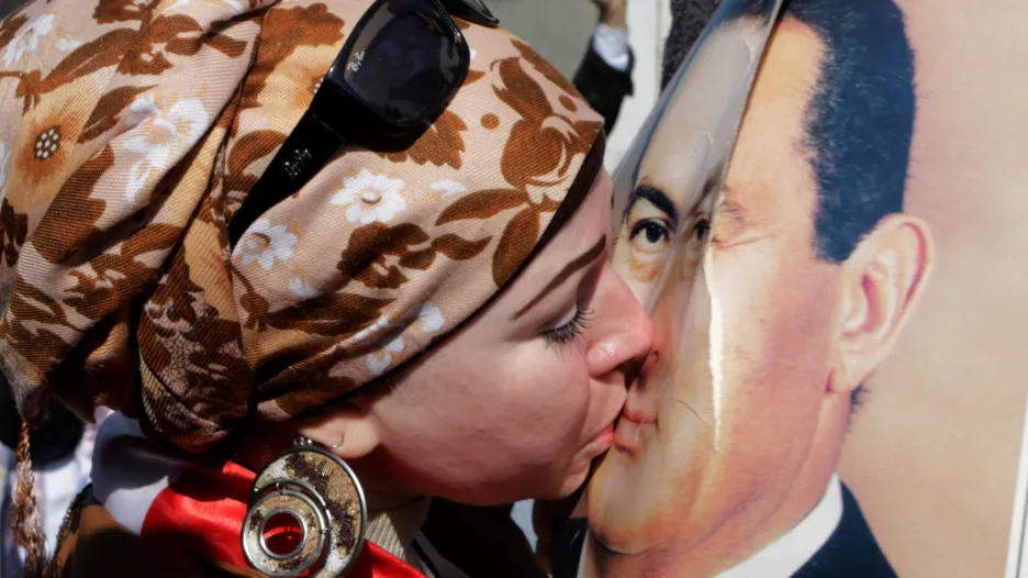 Stoupenkyně egyptského ex-prezidenta líbá jeho podobiznu