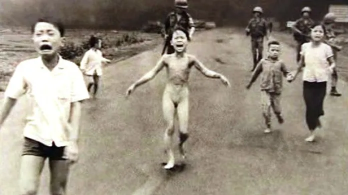 Fotograf zachytil 8. června 1972 vietnamské děti po útoku napalmem.