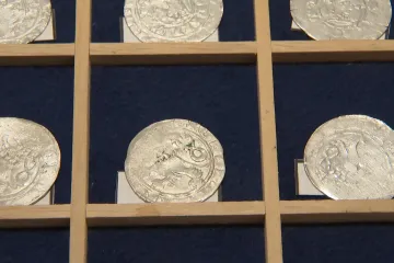 Za středověké mince z Tachovska by si šlo koupit celou ves. Teď poklad vystaví plzeňské muzeum