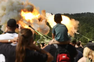 Na armádní akci Bahna zasahovali kvůli hořícím stromům hasiči