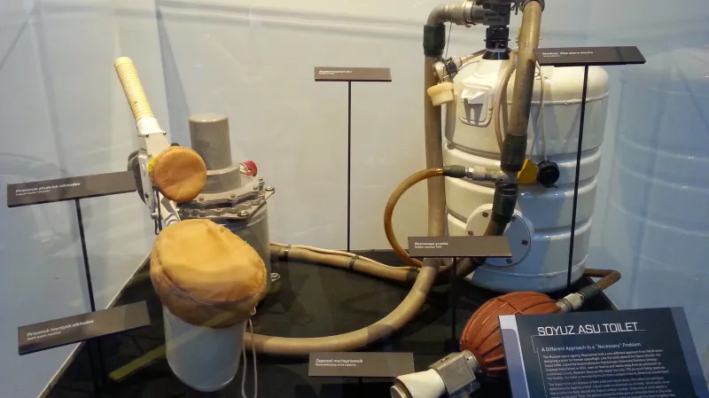 Toaleta na palubě kosmické lodi Sojuz