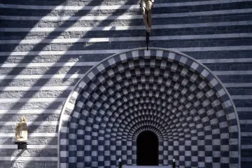 Světlo a neokázalost. Do sakrálního prostoru komerce nedosáhne