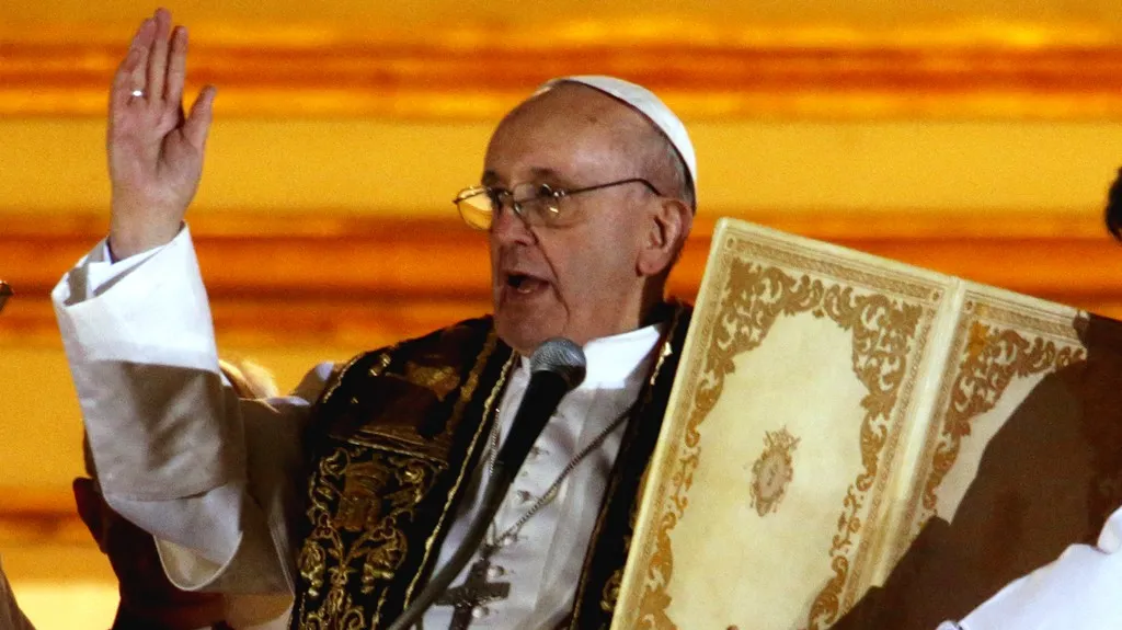 Papež František zdraví věřící