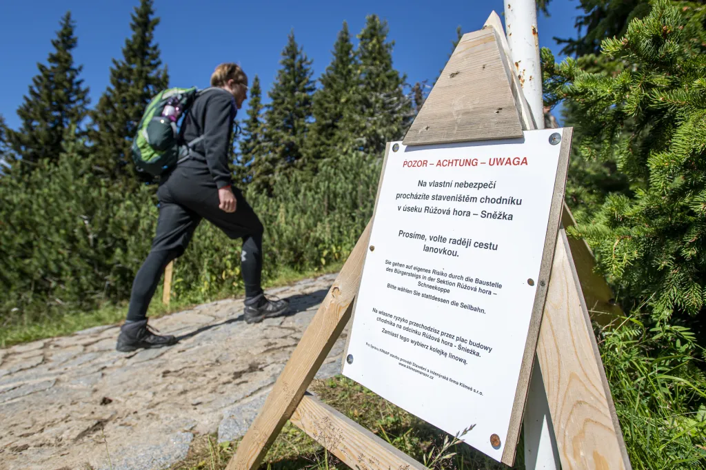 Turisté na opravované stezce z Růžové hory na Sněžku