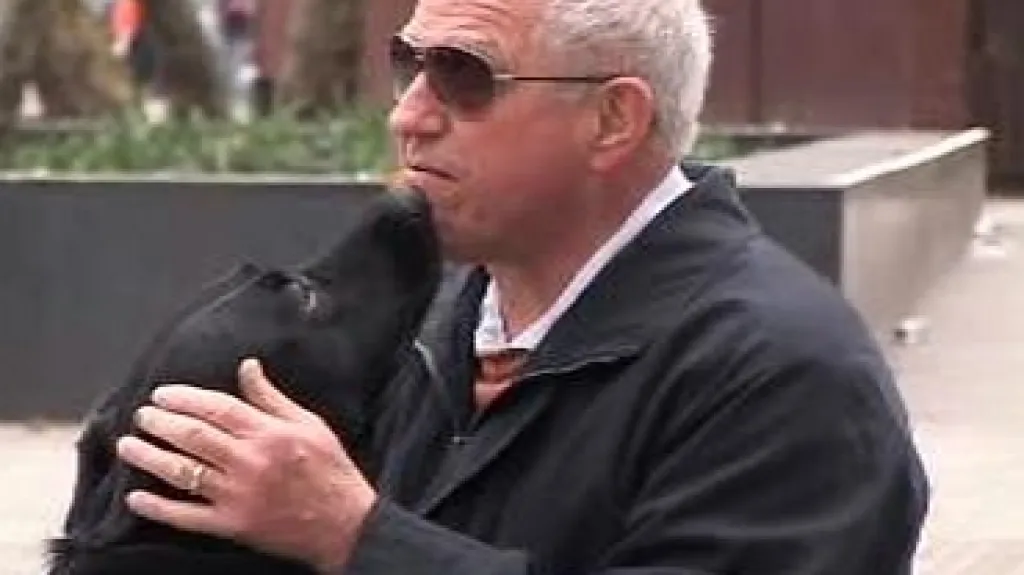 Ron s vodícím psem