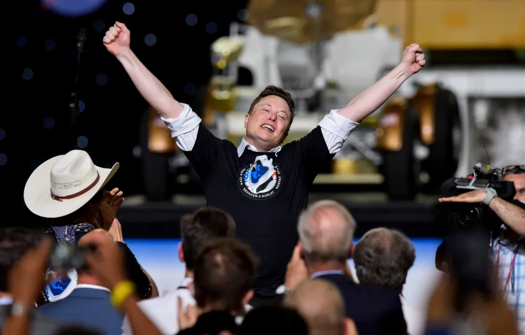Jedním z nejšťastnějších lidí planety mohl být Elon Musk. Majitel společnosti SpaceX slaví, když raketa Falcon 9 a vesmírná loď Crew Dragon vynesly do vesmíru dvoučlennou posádku astronautů. Vyfoceno na základně NASA v Cape Canaveral na Floridě