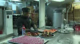 Přes 50 kuchařů připraví denně 15 tisíc jídel