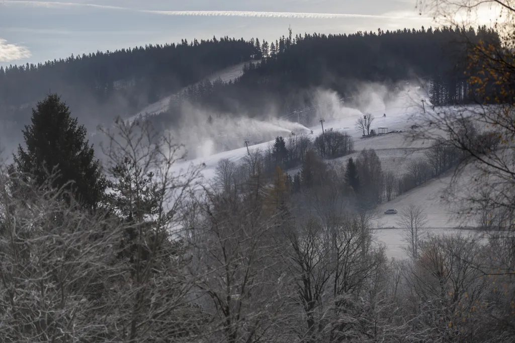 Skiareál Deštné v Orlických horách na Rychnovsku postupně zasněžuje sjezdovky před zahájením sezony