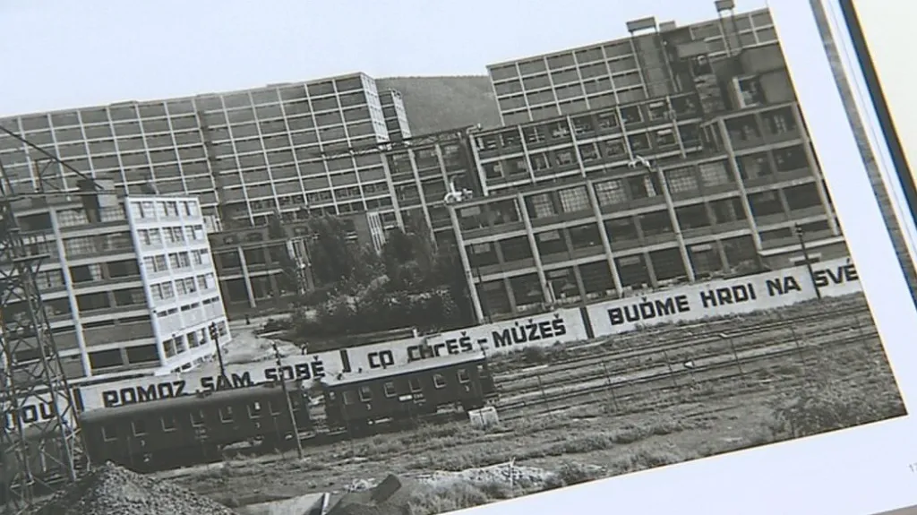 V dobách baťovské éry se zeď chlubila nejrůznějšími hesly