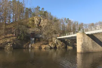 Kdo půjde podél Malše, nemusí už se bát kamenů. Sanace skály v Plavu začala