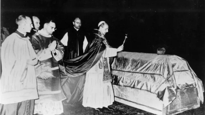 Papež Pavel VI. žehná ostatkům zesnulého kardinála Berana