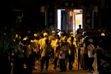 Policie v Hongkongu dopadla podezřelé z útoků na nádraží. Muži v maskách bili demonstranty tyčemi